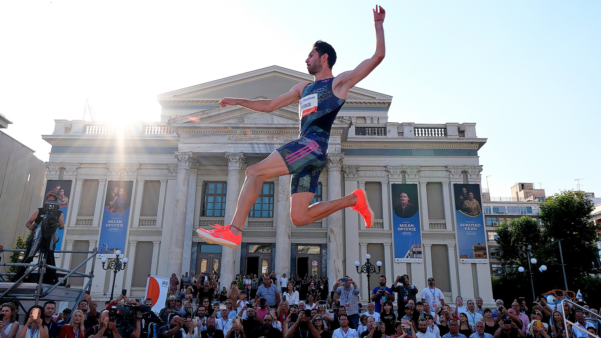 Το Piraeus Street Long Jump επιστρέφει στις 23 Ιουνίου στο Δημοτικό Θέατρο Πειραιά με τον Μίλτο Τεντόγλου – LIVE