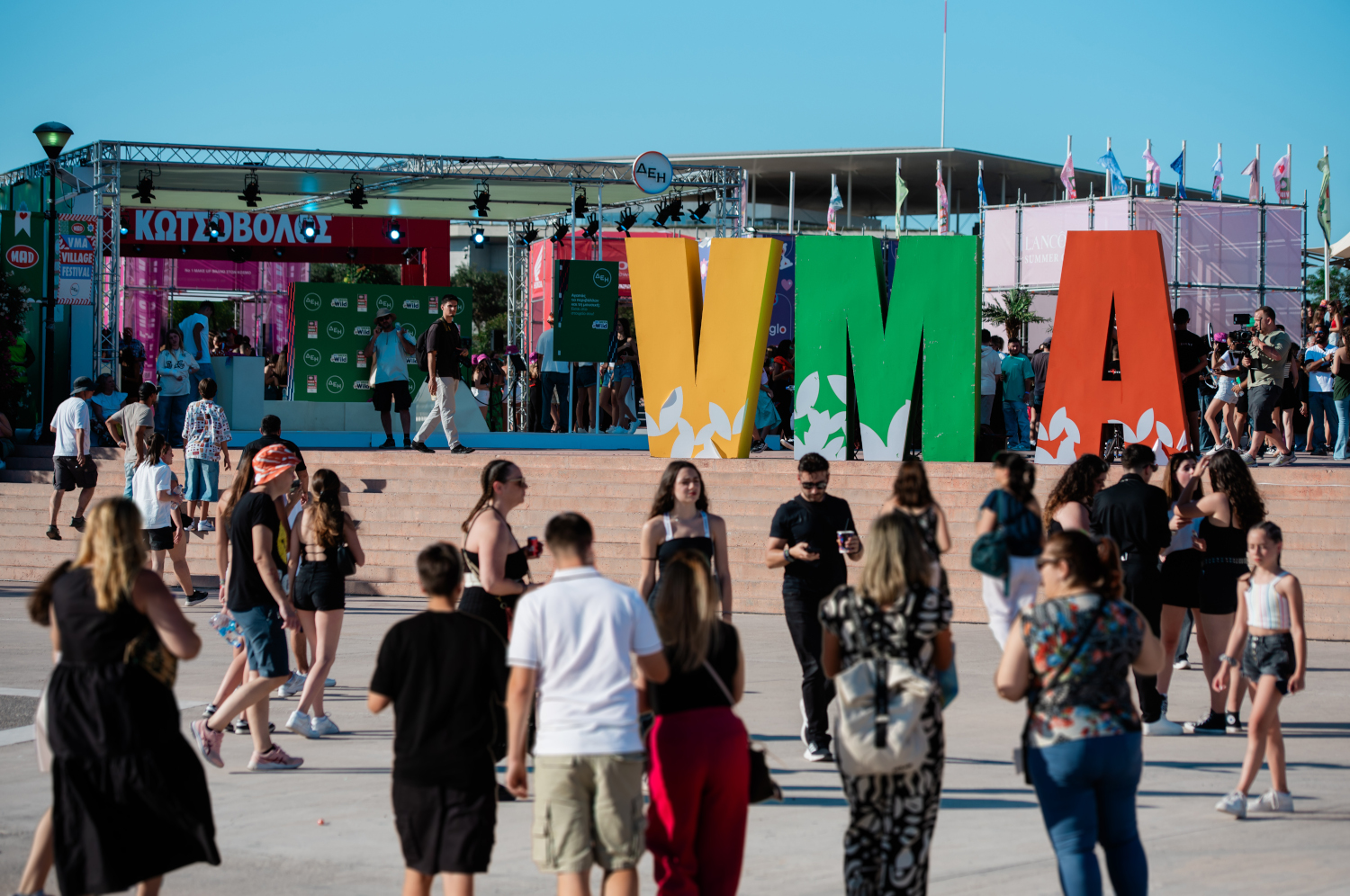 MAD VMA VILLAGE FESTIVAL ΑΠΟ THN ΔΕΗ:  ΤΟ ΠΡΑΣΙΝΟ «ΧΩΡΙΟ» ΤΩΝ ΒΡΑΒΕΙΩΝ ΠΟΥ ΥΠΟΔΕΧΤΗΚΕ…