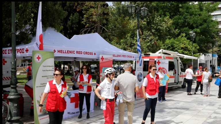 Ο Ελληνικός Ερυθρός Σταυρός πραγματοποιεί εκτάκτως δράση υποστήριξης πολιτών στην Πλατεία Συντάγματος (16/7) ενόψει καύσωνα