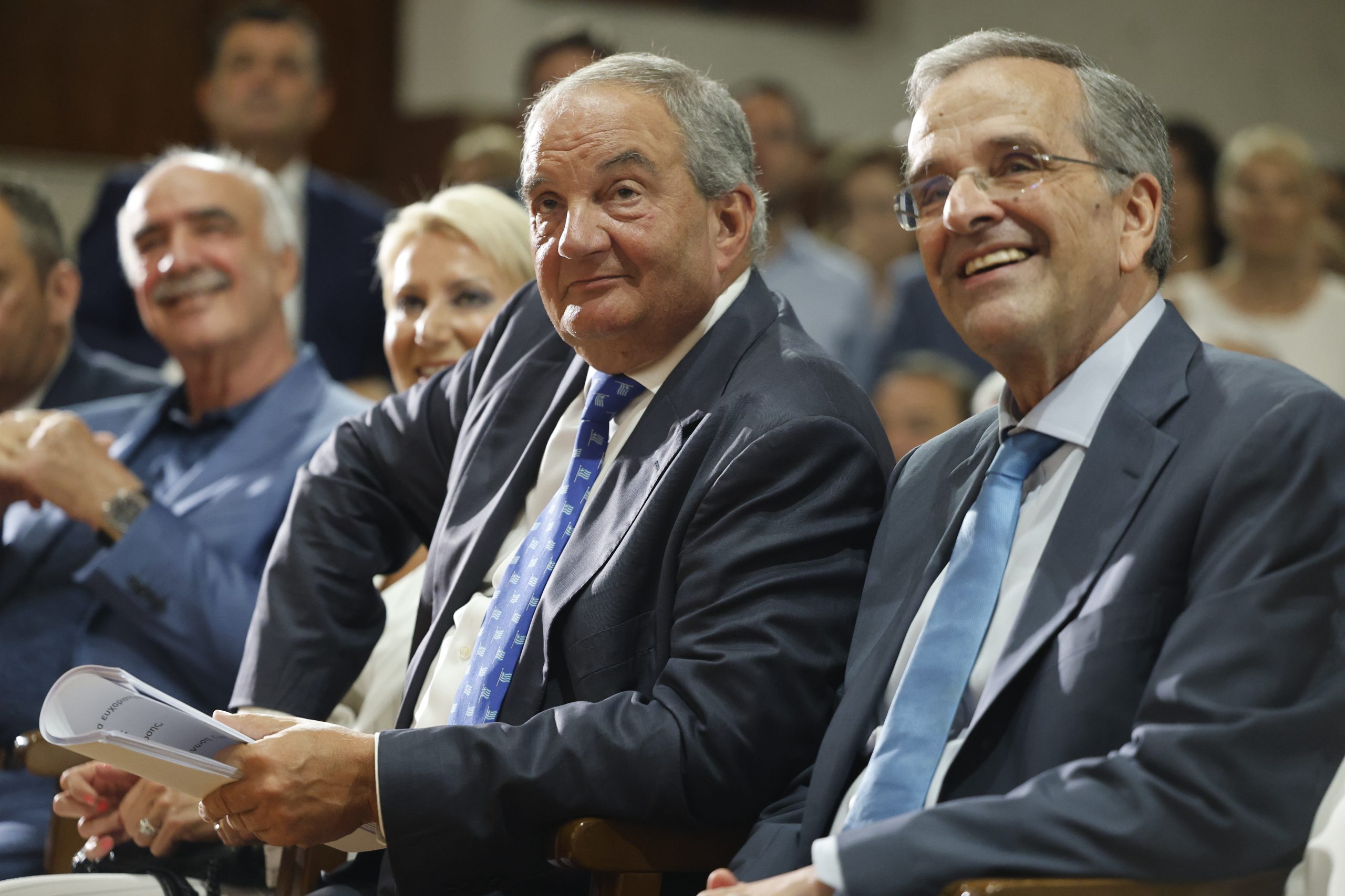 Καραμανλής και Σαμαράς ξεμπρόστιασαν την κυβέρνηση