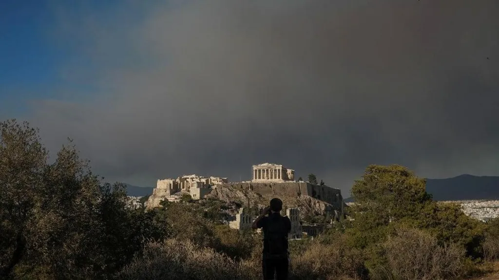 Ξένος Τύπος για τον πύρινο εφιάλτη που ξέσπασε στον Βαρνάβα και μαίνεται σε όλη τη Βορειοανατολική Αττική
