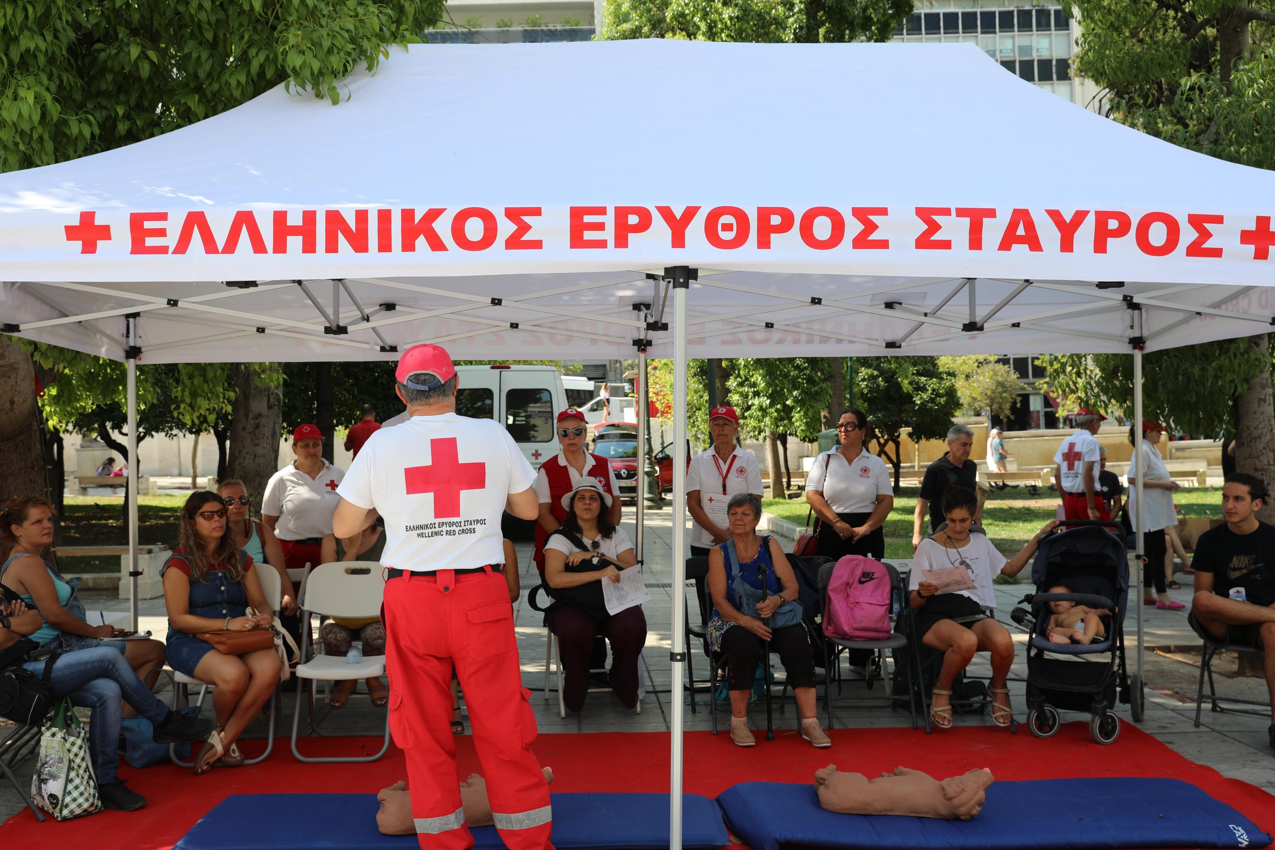 O Ελληνικός Ερυθρός Σταυρός τίμησε την Παγκόσμια Ημέρα Σκύλου με μεγάλη δράση για τους τετράποδους φίλους μας στην Πλατεία Συντάγματος (26/8)