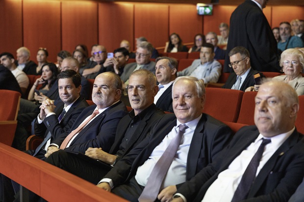 O Δήμαρχος Πειραιά Γιάννης Μώραλης στην απονομή των βραβείων «Βιώσιμης-Καινοτόμου και Υπεύθυνης Επιχειρηματικότητας» του Επαγγελματικού Επιμελητηρίου Αθηνών
