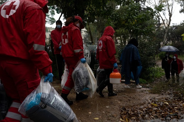 Ο Ελληνικός Ερυθρός Σταυρός πραγματοποιεί δράση ενεργητικής προσέγγισης αστέγων στο ιστορικό κέντρο της Αθήνας την Πέμπτη, 7 Νοεμβρίου 2024