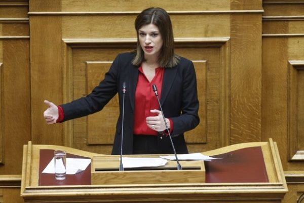 Γυναίκα βουλευτής μιλάει στη Βουλή για αθέμιτο ανταγωνισμό τραπεζών στην ασφαλιστική αγορά.