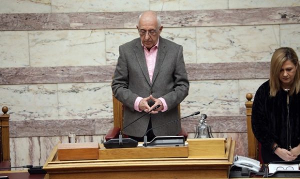 Ο Ν. Κακλαμάνης στέκεται με σεβασμό στη Βουλή, αναφερόμενος στις οικογένειες των Τεμπών.