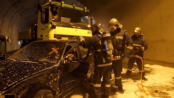 Πυροσβέστες συμμετέχουν σε ρεαλιστική άσκηση πυρόσβεσης μεγάλης κλίμακας στις σήραγγες της Παναγοπούλας.