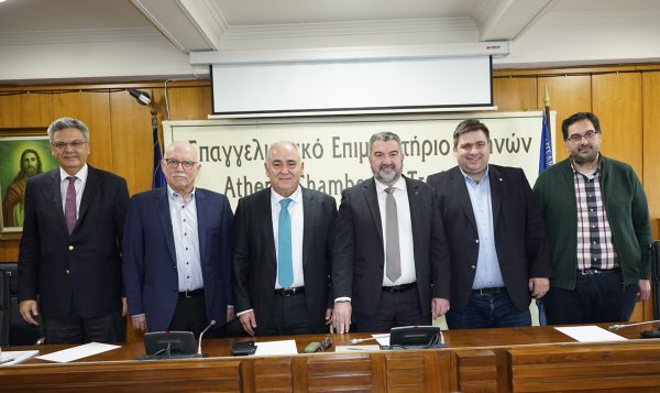Ο Κωνσταντίνος Δαμίγος με τους υπόλοιπους συνέδρους, μετά την εκλογή του νέου Προέδρου του Π.Ε.Σ. Αττικής.