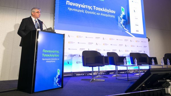 Ο Παναγιώτης Τσακλόγλου μιλάει για τις εισφορές κοινωνικής ασφάλισης και τις μειώσεις τους έως το 2027.