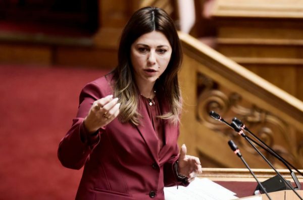 Η Υφυπουργός Κοινωνικής Συνοχής και Οικογένειας, Σοφία Ζαχαράκη, μιλά στη Βουλή για το νομοσχέδιο κοινωνικής αντιπαροχής.