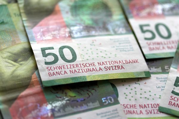 Σημειώματα 50 ελβετικών φράγκων δείχνουν κινητικότητα στο υπουργείο Οικονομικών.