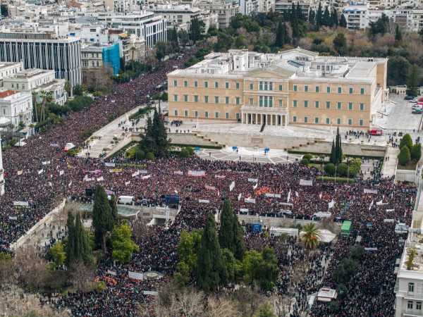 Πλήθος πολιτών συγκεντρώθηκε στην Αθήνα για να στείλει μήνυμα μετά την τραγωδία των Τεμπών.