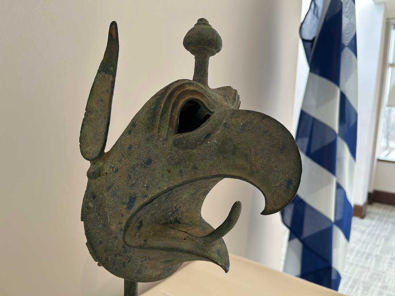 Η χάλκινη κεφαλή του γρύπα επιστρέφει…