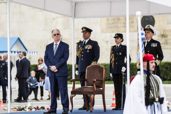 Ο Τασούλας παρακολουθεί την παρέλαση της 25ης Μαρτίου, ημέρα εθνικής μνήμης και σχολείο του γένους.