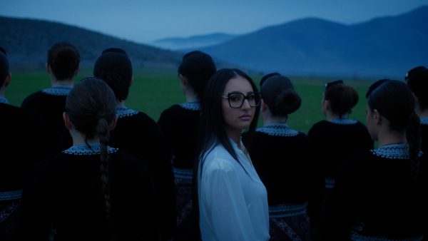 Η ελληνική συμμετοχή στη Eurovision 2025, «Αστερομάτα», παρουσιάζεται στο βιντεοκλίπ με μια νεαρή γυναίκα μπροστά από χορευτές.