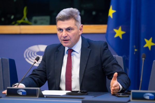 Ο Δημήτρης Φαραντούρης μιλάει για τη Συρία, κατηγορώντας την Κάγια Κάλας για εξίσωση θύτη και θύματος.