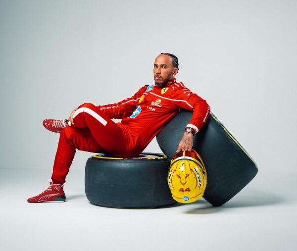 Ο Lewis Hamilton ποζάρει με φόρμα της Formula 1 και κράνος, ενόψει του Grand Prix που θα μεταδοθεί από τον ΑΝΤ1.