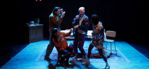 Η παράσταση «Μα» του θεάτρου Μηχανής με τη Ρηνιώ Κυριαζή παρουσιάζει μια σκηνή με τέσσερις ηθοποιούς.