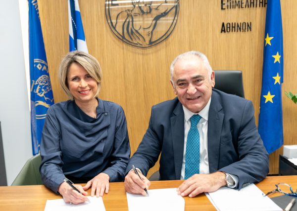 Υπουργός Κοινωνικής Συνοχής και Οικογένειας και εκπρόσωπος της Ε.Ε.Α. υπογράφουν μνημόνιο συνεργασίας.