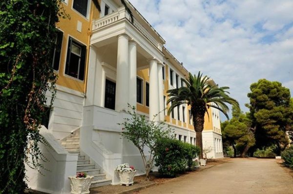Εξωτερική όψη της Αναργυρείου και Κοργιαλενείου Σχολής Σπετσών, όπου θα διεξαχθούν τα MASTER CLASSES 2025.