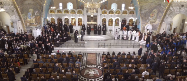 Ενθρόνιση του νέου Αρχιεπισκόπου Τιράνων, Δυρραχίου και πάσης Αλβανίας Ιωάννη σε τελετή με πολλούς πιστούς.
