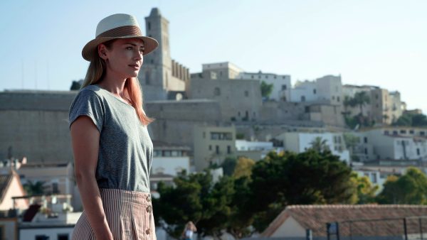 Η πρωταγωνίστρια της σειράς «White Lines» με καπέλο και φόντο την Ιμπιζα, σε πρώτη τηλεοπτική μετάδοση στην ΕΡΤ2.