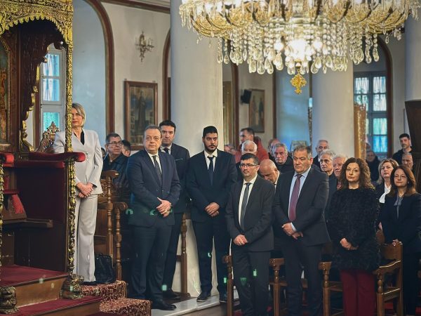 Ο Σ. Φάμελλος και άλλοι παρευρισκόμενοι σε εκκλησία, στηρίζοντας τον αγώνα του ελληνικού λαού.