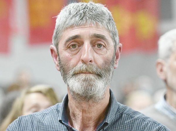 Ο Ν. Έξαρχος μιλάει για την αύξηση του μισθού στο 2011, με φόντο κόκκινες και κίτρινες αποχρώσεις.