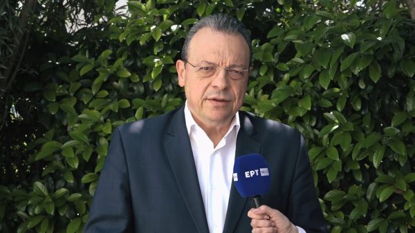 Ο Φάμελλος μιλάει για την ανάγκη ισχυρής πατρίδας και πολυπαραγοντικής εξωτερικής πολιτικής, κρατώντας μικρόφωνο του EPT NEWS.