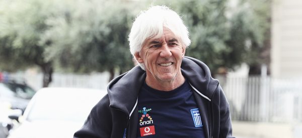 Ο προπονητής της Εθνικής ομάδας ποδοσφαίρου χαμογελά κατά την πρώτη συγκέντρωση εν όψει Σκωτίας.
