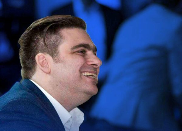 Ο Γιάννης Βουτσινάς, ο νεοεκλεγείς πρόεδρος της ΚΕΕΕ, χαμογελάει μετά την ανακοίνωση των αποτελεσμάτων των εκλογών.