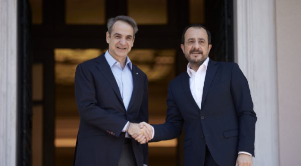 Ο Κυριάκος Μητσοτάκης και ο Νίκος Χριστοδουλίδης συζητούν για το Κυπριακό και τις επενδύσεις στην ευρωπαϊκή άμυνα.