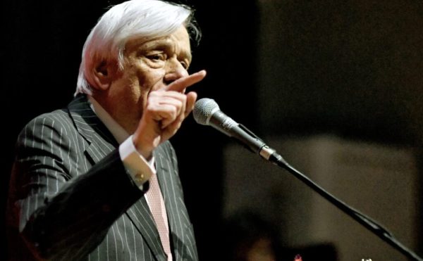 Ο Προκόπης Παυλόπουλος μιλάει σε κοινό, τονίζοντας την άποψή του για την Τουρκία και τον Ερντογάν.