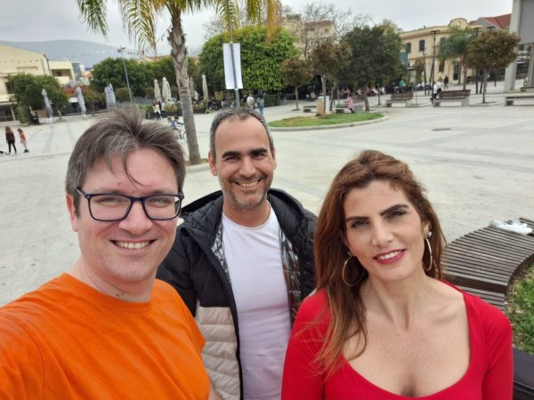 Τρεις φίλοι στην Κεφαλονιά, χαμογελαστοί, ποζάρουν για φωτογραφία κατά τη διάρκεια του 13ου Βαλλιάνειου αγώνα.