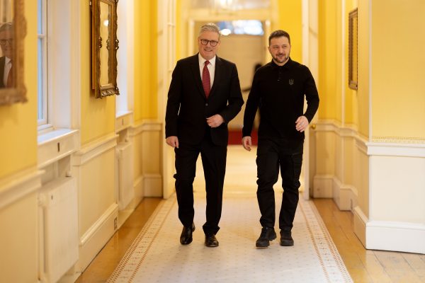Ο Keir Starmer και ο Volodymyr Zelensky συζητούν σχέδιο συνεργασίας για τον τερματισμό του πολέμου στην Ουκρανία.