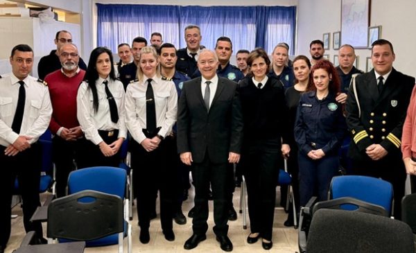 Ο Στέφανος Γκίκας με στελέχη του λιμένα Ελευσίνας συζητούν την ανάπτυξη του λιμανιού και τα οφέλη για την οικονομία.
