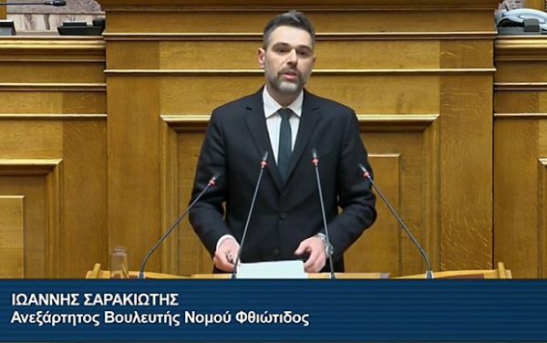 Ο Γιάννης Σαρακιώτης μιλάει για την πρόταση δυσπιστίας, αναφέροντας ότι η χώρα «έπιασε πάτο».