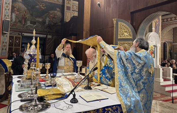 Ο Προικοννήσου Ιωσήφ και άλλοι κληρικοί τελούν την αρχαία βουλή εντός εκκλησίας με την Αγία Παρθένο.