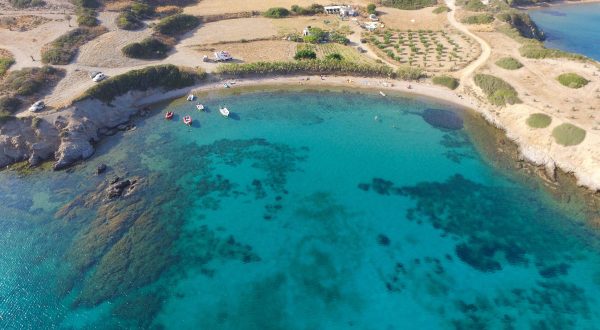 Αεροφωτογραφία της παραλίας στους Λειψούς, ενός από τους καλύτερους προορισμούς, με γαλαζοπράσινα νερά και βραχώδη ακτή.