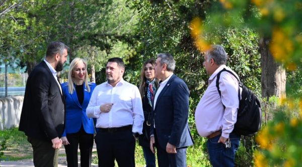 Ο Νίκος Χαρδαλιάς συζητά με συνεργάτες του για έργα στην Πετρούπολη και τις Δυτικές συνοικίες.