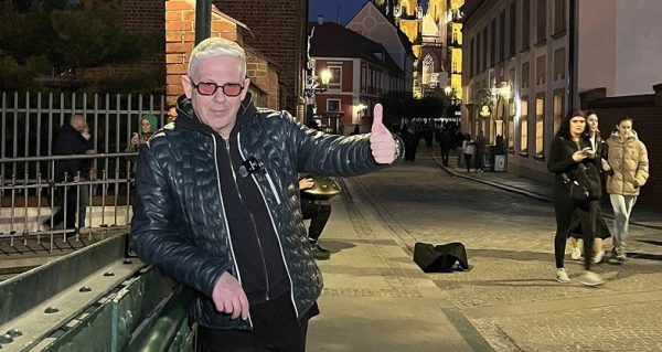 Ο Τάσος Δούσης δίνει το σύνθημα για νέες περιπέτειες στην Πολωνία, με το πρόγραμμα «ΕΙΚΟΝΕΣ» να συνεχίζει το ταξίδι του.