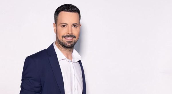 Ο Πέτρος Κουσουλός παρουσιάζει την εκπομπή «Υποθέσεις» με το χαρακτηριστικό του χαμόγελο και κοστούμι.