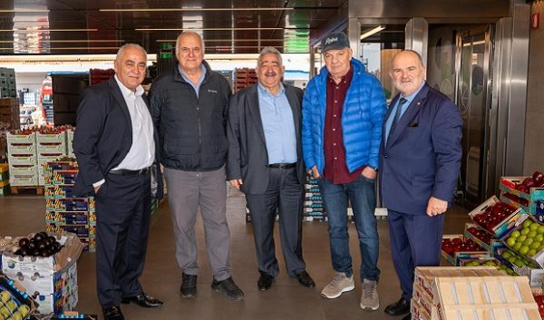 Ο Γ. Χατζηθεοδοσίου με εμπόρους στην Κεντρική Λαχαναγορά Αθηνών συζητούν για την κίνηση και τους τζίρους της αγοράς.