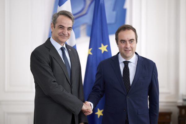 Ο πρωθυπουργός Κυριάκος Μητσοτάκης και ο Γάλλος υπουργός Άμυνας συζητούν την αμυντική συνεργασία Ελλάδας-Γαλλίας.