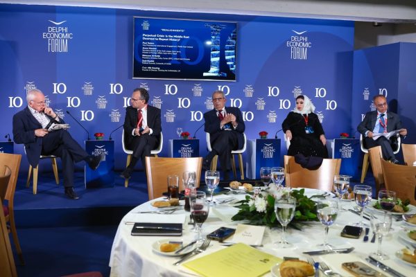 Συζήτηση για την πολυφωνία και τον ρεαλισμό στη Μέση Ανατολή στο Φόρουμ των Δελφών με ομιλητές και συνέδρους.