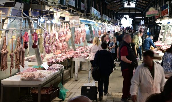 Πολλοί καταναλωτές ψωνίζουν κρέας σε αγορά εν όψει Πάσχα, με τις τιμές να αποτελούν αντικείμενο συζήτησης.