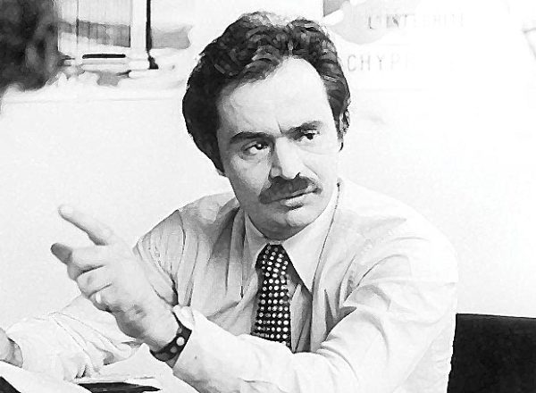 Ο Αλέκος Παναγούλης, ο ήρωας των ηρώων, σε μια σπάνια στιγμή συζήτησης, δείχνει αποφασισμένος.