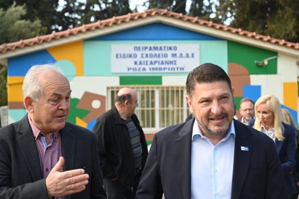 Ο Νίκος Χαρδαλιάς στην Καισαριανή επισκέπτεται το Ειδικό Σχολείο Ρόζα Ιμβριώτη, δείχνοντας στήριξη στα παιδιά.