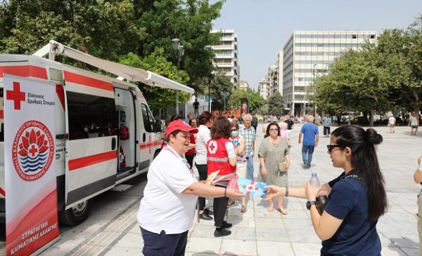 Ο Ελληνικός Ερυθρός Σταυρός τιμά την Παγκόσμια Ημέρα Υγείας με δράση στην Πλατεία Συντάγματος, προσφέροντας ενημέρωση και βοήθεια.