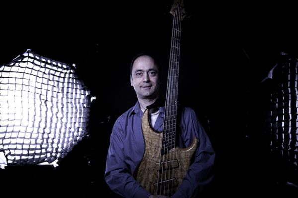 Ο Ed Far ποζάρει με το μπάσο του στο Γυάλινο UpStage για το Groove Loaded Spring Party.